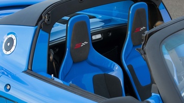 Lotus Elise S Club Racer bleu intérieur debout