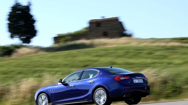 Maserati Ghibli bleu 3/4 arrière gauche filé penché