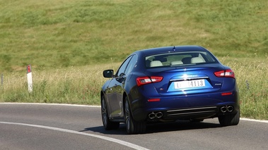 Maserati Ghibli bleu 3/4 arrière gauche