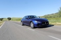 Maserati Ghibli bleu 3/4 avant droit travelling penché