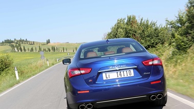Maserati Ghibli bleu face arrière travelling penché