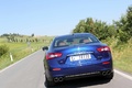 Maserati Ghibli bleu face arrière travelling penché