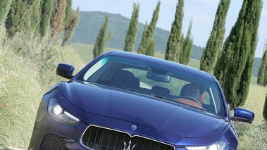 Maserati Ghibli bleu face avant travelling penché debout