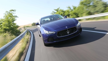 Maserati Ghibli bleu face avant travelling penché