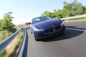 Maserati Ghibli bleu vue de la face avant en travelling