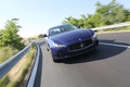 Maserati Ghibli bleu face avant travelling penché