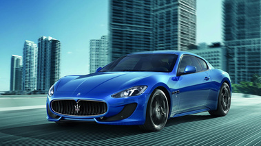 Maserati GranTurismo Sport - bleu - 3/4 avant gauche