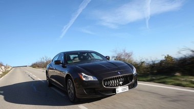 Maserati Quattroporte MY2013 marron 3/4 avant droit travelling penché