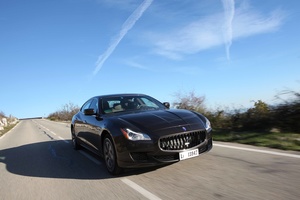 Maserati Quattroporte MY2013 marron vue de 3/4 avant droit en travelling