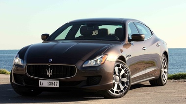 Maserati Quattroporte MY2013 marron 3/4 avant gauche debout