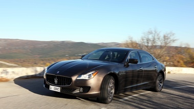 Maserati Quattroporte MY2013 marron 3/4 avant gauche travelling