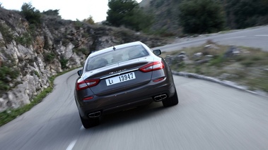 Maserati Quattroporte MY2013 marron face arrière travelling penché