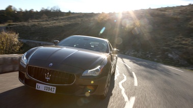 Maserati Quattroporte MY2013 marron face avant travelling penché