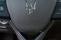 Maserati Quattroporte MY2013 marron logo volant debout