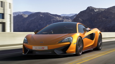 McLaren 570S Coupé - Jaune - 3/4 avant gauche dynamique