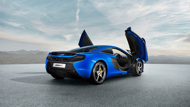 McLaren 650S - bleue - 3/4 arrière droit portes ouvertes