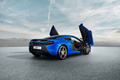 McLaren 650S - bleue - 3/4 arrière droit portes ouvertes