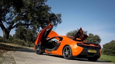 McLaren 650S Spider orange 3/4 arrière gauche portes ouvertes penché