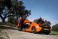 McLaren 650S Spider orange 3/4 arrière gauche portes ouvertes penché