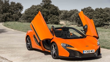 McLaren 650S Spider orange 3/4 avant droit portes ouvertes