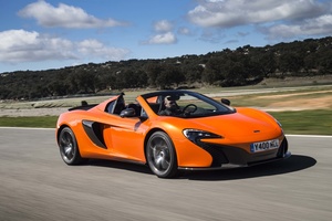 McLaren 650S Spider orange vue de 3/4 avant droit en travelling