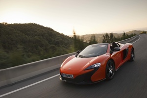 McLaren 650S Spider orange vue de 3/4 avant gauche en travelling