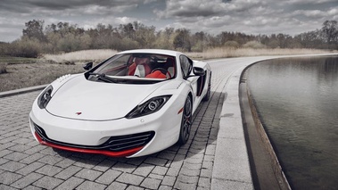 McLaren Bespoke Project 8 - MP4-12C avant gauche