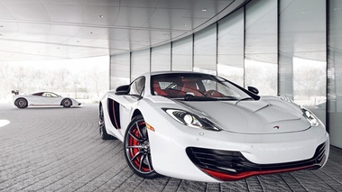 McLaren Bespoke Project 8 - MP412C avant + F1