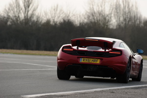 McLaren MP4-12C bordeaux vue de 3/4 arrière droit