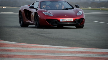 McLaren MP4-12C bordeaux 3/4 avant droit 2