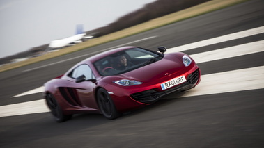 McLaren MP4-12C bordeaux 3/4 avant droit filé penché 2