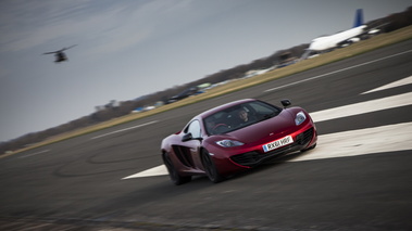 McLaren MP4-12C bordeaux 3/4 avant droit filé penché