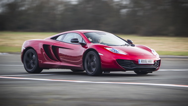 McLaren MP4-12C bordeaux 3/4 avant droit filé