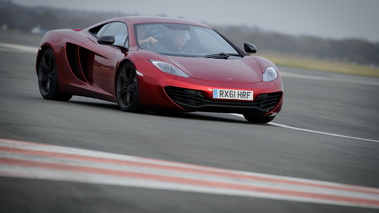 McLaren MP4-12C bordeaux 3/4 avant droit penché