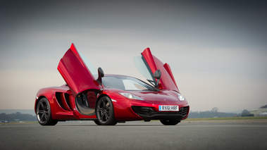 McLaren MP4-12C bordeaux 3/4 avant droit portes ouvertes