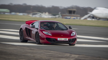 McLaren MP4-12C bordeaux 3/4 avant droit