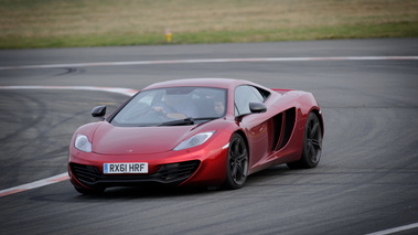 McLaren MP4-12C bordeaux 3/4 avant gauche 2