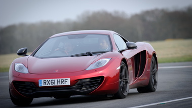 McLaren MP4-12C bordeaux 3/4 avant gauche penché