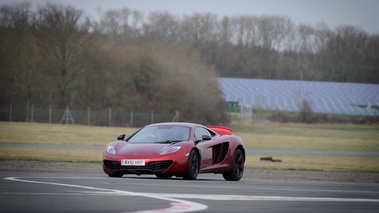 McLaren MP4-12C bordeaux 3/4 avant gauche