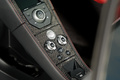 McLaren MP4-12C bordeaux console centrale debout
