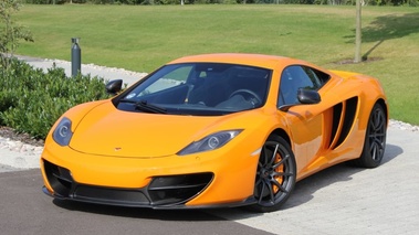 McLaren MP4-12C - jaune - nouveau pare-choc, 3/4 avant gauche