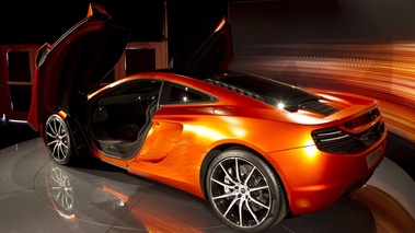 McLaren MP4-12C orange 3/4 arrière gauche portes ouvertes