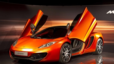 McLaren MP4-12C orange 3/4 avant gauche portes ouvertes