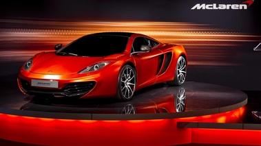 McLaren MP4-12C orange 3/4 avant gauche