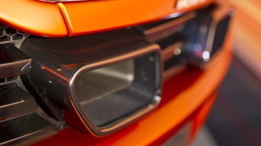 McLaren MP4-12C orange échappements