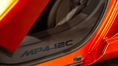 McLaren MP4-12C orange pas de porte