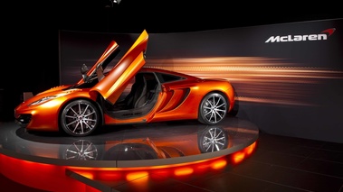 McLaren MP4-12C orange profil portes ouvertes