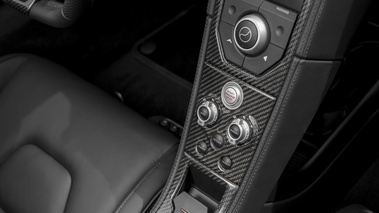 McLaren MP4-12C Spider console centrale debout