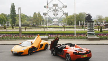 McLaren MP4-12C Spider orange 3/4 arrière gauche porte ouverte