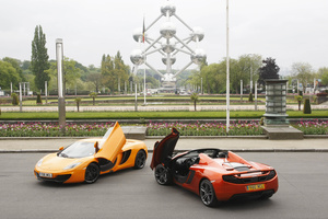 McLaren MP4-12C Spider orange vue de 3/4 arrière gauche avec une porte ouverte